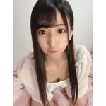 谷麻由里、キス顔で甘えるあざとショットで胸元チラリ