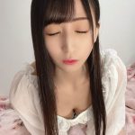 谷麻由里、キス顔で甘えるあざとショットで胸元チラリ