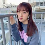 HKT48 田島芽瑠、髪色をピンクに染めたニューヘアカラーを披露! 秋冬映えコーデで「お揃いしましょ」