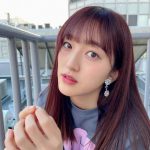 HKT48 田島芽瑠、髪色をピンクに染めたニューヘアカラーを披露! 秋冬映えコーデで「お揃いしましょ」