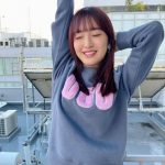 HKT48 田島芽瑠、髪色をピンクに染めたニューヘアカラーを披露! 秋冬映えコーデで「お揃いしましょ」