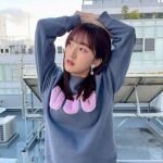 HKT48 田島芽瑠、髪色をピンクに染めたニューヘアカラーを披露! 秋冬映えコーデで「お揃いしましょ」