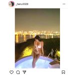 吉澤遥奈、夜景が霞むナイトプールで美ボディ大胆披露