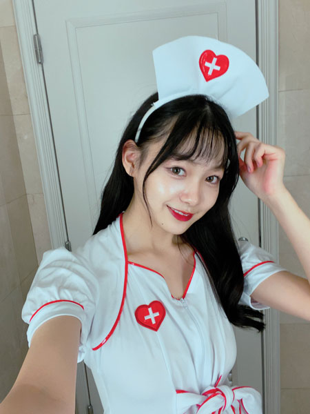 吉澤遥奈、出遅れハロウィンでセクシーナースコスプレ披露!「診察されたい」