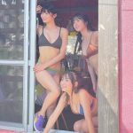 大島璃乃、寝そべり水着ショットで魅せる超絶くびれライン