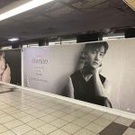 東方神起 チャンミン、新宿駅に新ミニアルバム「Human」の特大ボードが出現