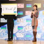クレディセゾン新CM発表会で佐々木希が宇宙服姿で宇宙人たちと登場