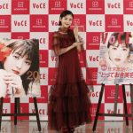 浜辺美波、「2021年 最も美しい人」贈賞式にバーガンディのシースルードレスで登場