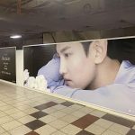 東方神起 チャンミン、新宿駅に新ミニアルバム「Human」の特大ボードが出現