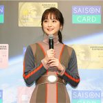 クレディセゾン新CM発表会で佐々木希が宇宙服姿で宇宙人たちと登場