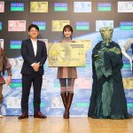 クレディセゾン新CM発表会で佐々木希が宇宙服姿で宇宙人たちと登場