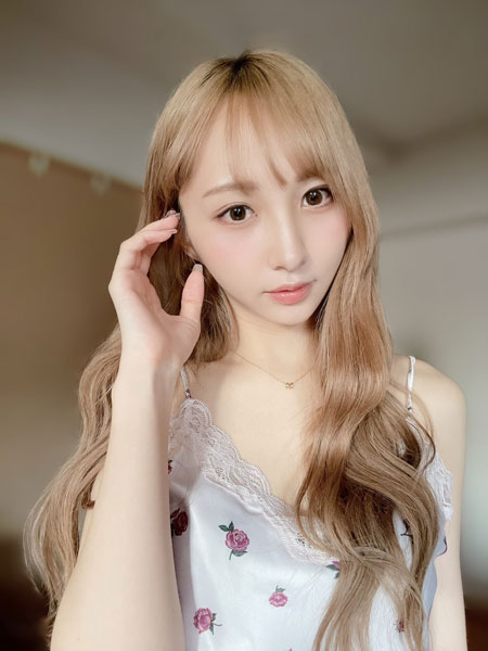 Ange☆Reve 安藤笑、キャミソール姿で白肌披露
