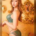 明日花キララ、クリスマスカラーのランジェリー姿を大胆披露