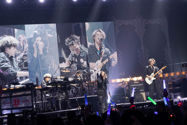 DISH//、10周年記念ライブ初日にマカロニえんぴつ・はっとりがサプライズ登場