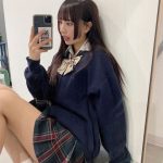 藤川らるむ、冬の制服コーデで美脚披露