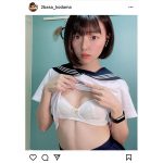 葉月つばさ、セーラー服をまくり上げ透明素肌を大胆披露