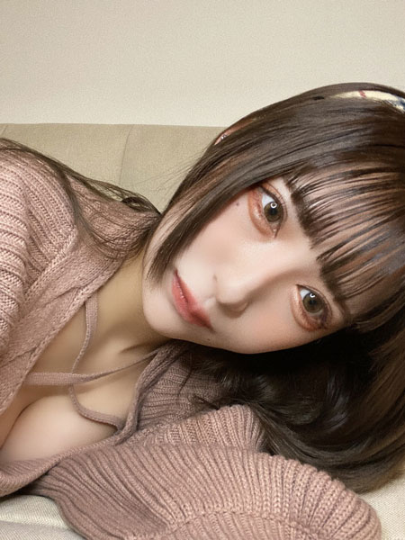 日南りと、美バストちら見せの「やる気のない自撮り」ショットに反響ぞくぞく