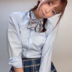 堀江りほ、制服スカートから堂々とパンチラ!