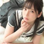 コスプレイヤー 星乃まみ、限界ギリギリのセーラー服コスプレで透明肌見せつけ