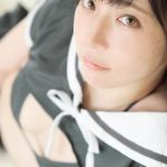コスプレイヤー 星乃まみ、限界ギリギリのセーラー服コスプレで透明肌見せつけ