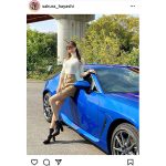 レースクイーン・林紗久羅、ニットコーデでくびれ美ボディ&美脚披露