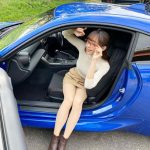 レースクイーン・林紗久羅、ニットコーデでくびれ美ボディ&美脚披露