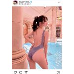 池尻愛梨、背中開きの大胆水着で美ボディライン披露