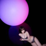 コスプレイヤー・伊織もえ、暗闇に浮かぶ色白ボディを妖艶に披露