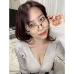 伊織いお、メガネずらしの誘惑ショットに釘付け!!