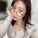 伊織いお、メガネずらしの誘惑ショットに釘付け!!