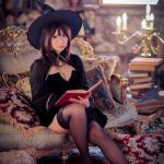 コスプレイヤー・イズ氏、魔女っ子コスでハミ乳披露