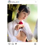 くりえみ、制服シャツからまんまる美乳チラリ