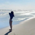 Peel the Apple 黒嵜菜々子、冬の日差しに輝く水着美ボディのオフショット公開