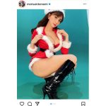 森咲智美、美脚と黒ブーツで魅せる肌見せサンタコスに釘付け!