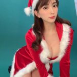 森咲智美、美脚と黒ブーツで魅せる肌見せサンタコスに釘付け!