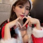 森咲智美、美脚と黒ブーツで魅せる肌見せサンタコスに釘付け!