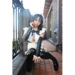 コスプレイヤー 松谷琉優、エナメル質のメイド服で美尻見せつけ