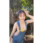 新田あゆな、サロペット+水着コーデでふんわり美バストを動画でお届け
