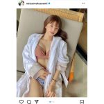 夏本あさみ、ガウンの隙間からのぞくビキニがセクシーすぎる!