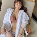 夏本あさみ、ガウンの隙間からのぞくビキニがセクシーすぎる!