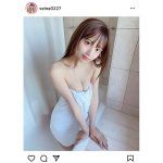 竹内星菜、バスタオル巻いただけのセクシーショットで美バスト披露