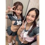 トロたん、露出度高めな制服水着姿で明香琴子と2ショット
