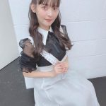 上坂すみれ、肩透けメイド服をキュートに着こなし!「これはまた毛深い」