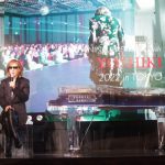 YOSHIKI、サンタ帽被ってピアノ演奏 3年ぶりのディナーショー開催も発表