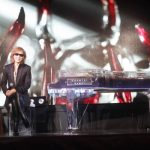 YOSHIKI、サンタ帽被ってピアノ演奏 3年ぶりのディナーショー開催も発表