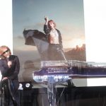 YOSHIKI、サンタ帽被ってピアノ演奏 3年ぶりのディナーショー開催も発表