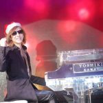 YOSHIKI、サンタ帽被ってピアノ演奏 3年ぶりのディナーショー開催も発表