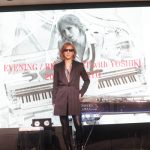 YOSHIKI、サンタ帽被ってピアノ演奏 3年ぶりのディナーショー開催も発表