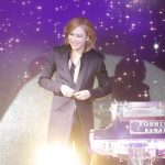 YOSHIKI、サンタ帽被ってピアノ演奏 3年ぶりのディナーショー開催も発表