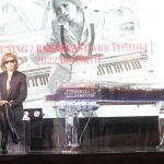 YOSHIKI、サンタ帽被ってピアノ演奏 3年ぶりのディナーショー開催も発表